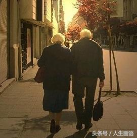 白发相依胜春风(心动对象是离婚老伴),离婚老伴的温馨相依